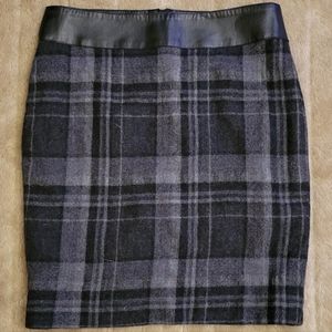 Akris Punto black and gray check tweed skirt with leather trim